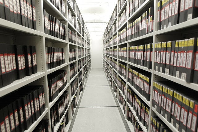Estanterías llenas de documentación